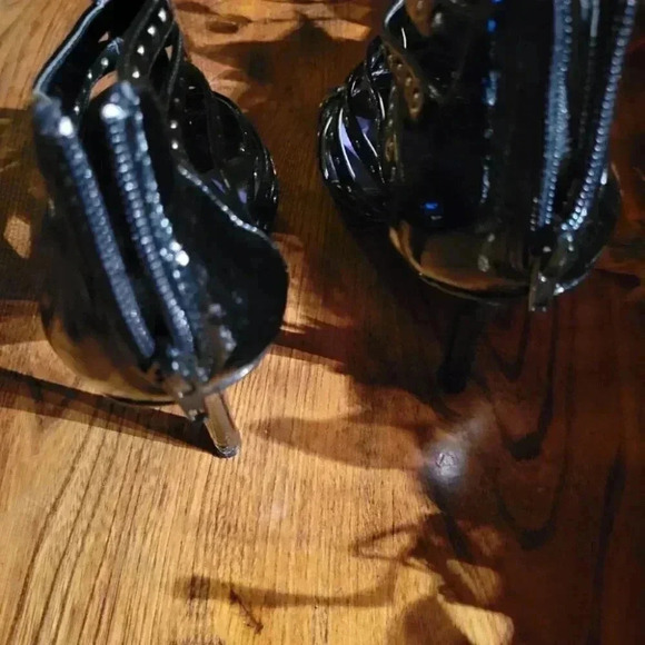 LALA 725 Originals Patent Black Strappy studded Sandles 4 " heels size 7 - Picture 10 of 11